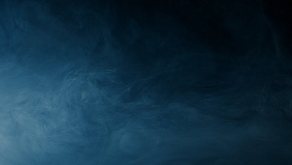Ölnebel vor blauem Hintergrund