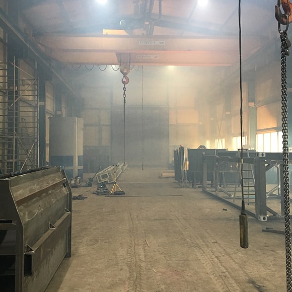 Industriehalle vernebelt von sehr viel Rauch